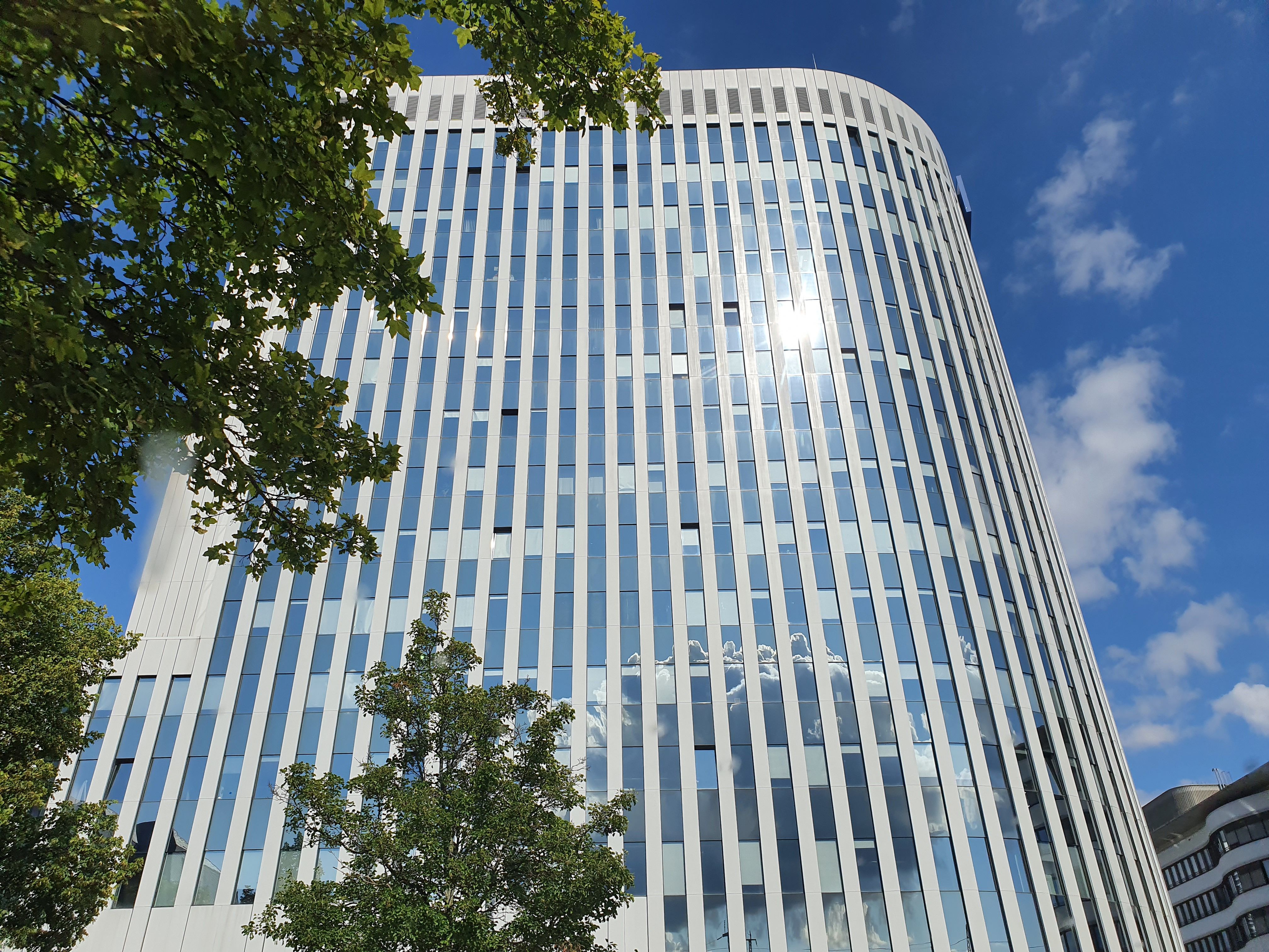 Das 14-stöckige Hochhaus in Frankfurt am Main bildet den Mittelpunkt des Hauptsitzes der dfv Mediengruppe.