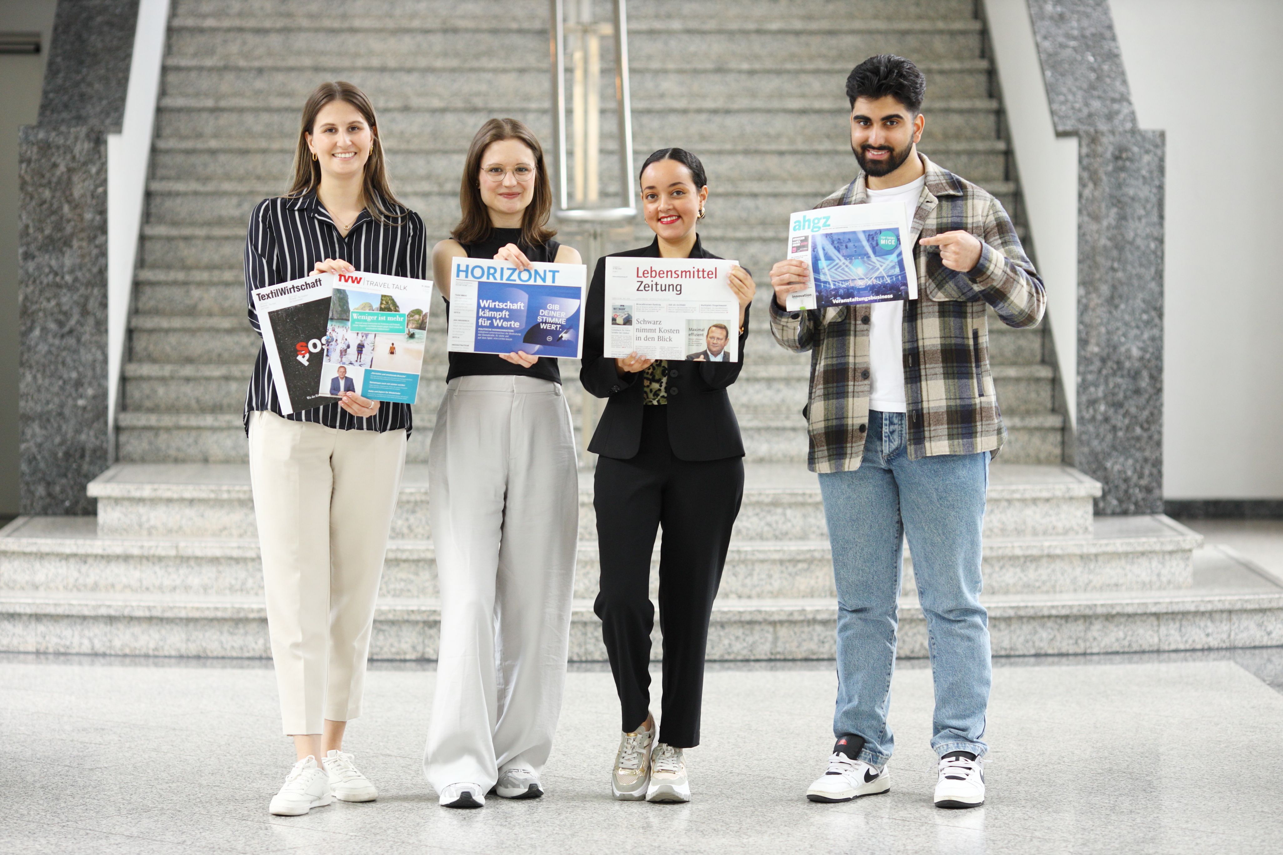 Bei der dfv Mediengruppe arbeiten viele junge Menschen. Ob Ausbildung, Volontariat, Trainee oder Junior, wir bieten viele Möglichkeiten, um in den Beruf einzusteigen.