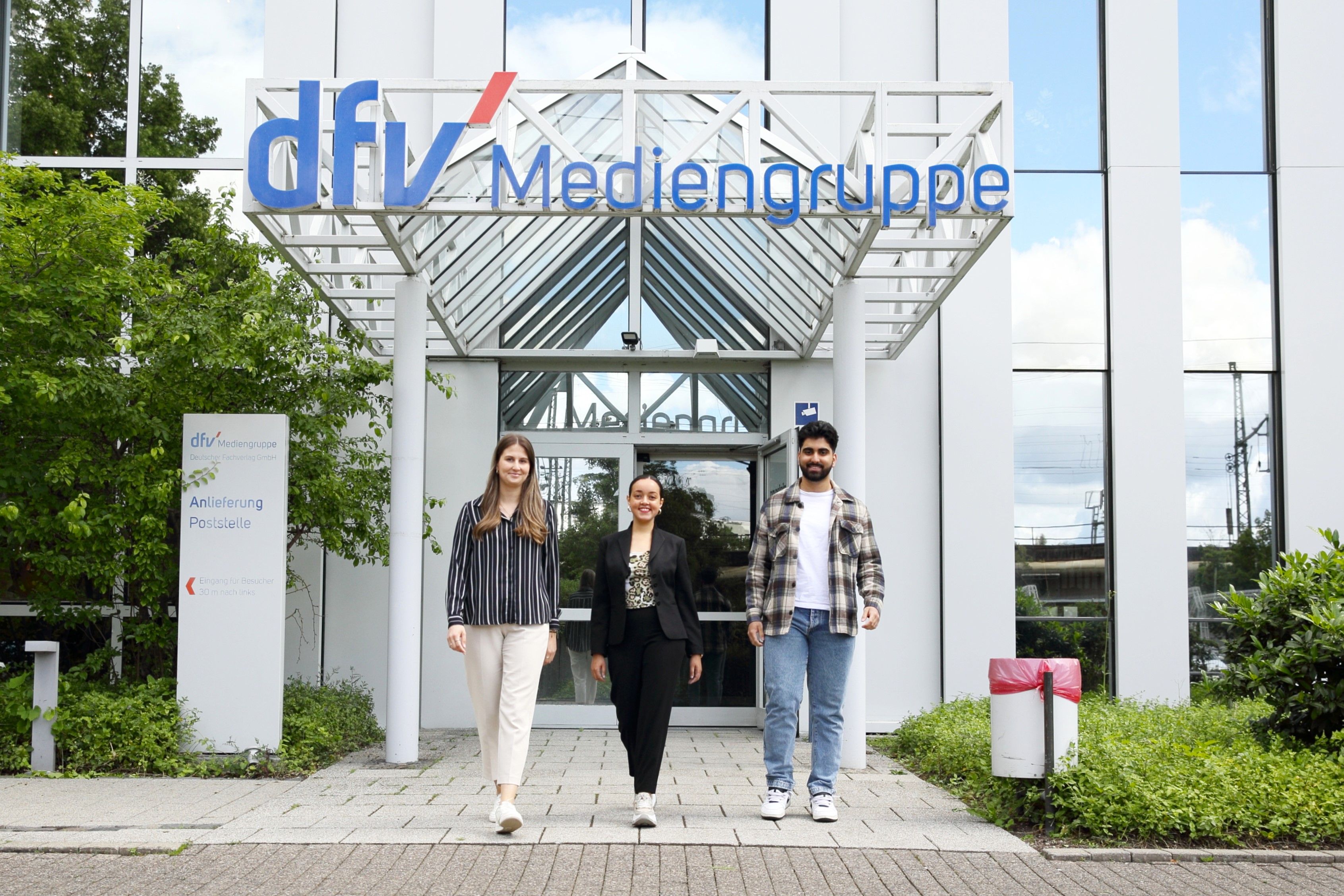 Bei der dfv Mediengruppe arbeiten viele junge Menschen. Ob Ausbildung, Volontariat, Trainee oder Junior, wir bieten viele Möglichkeiten, um in den Beruf einzusteigen.