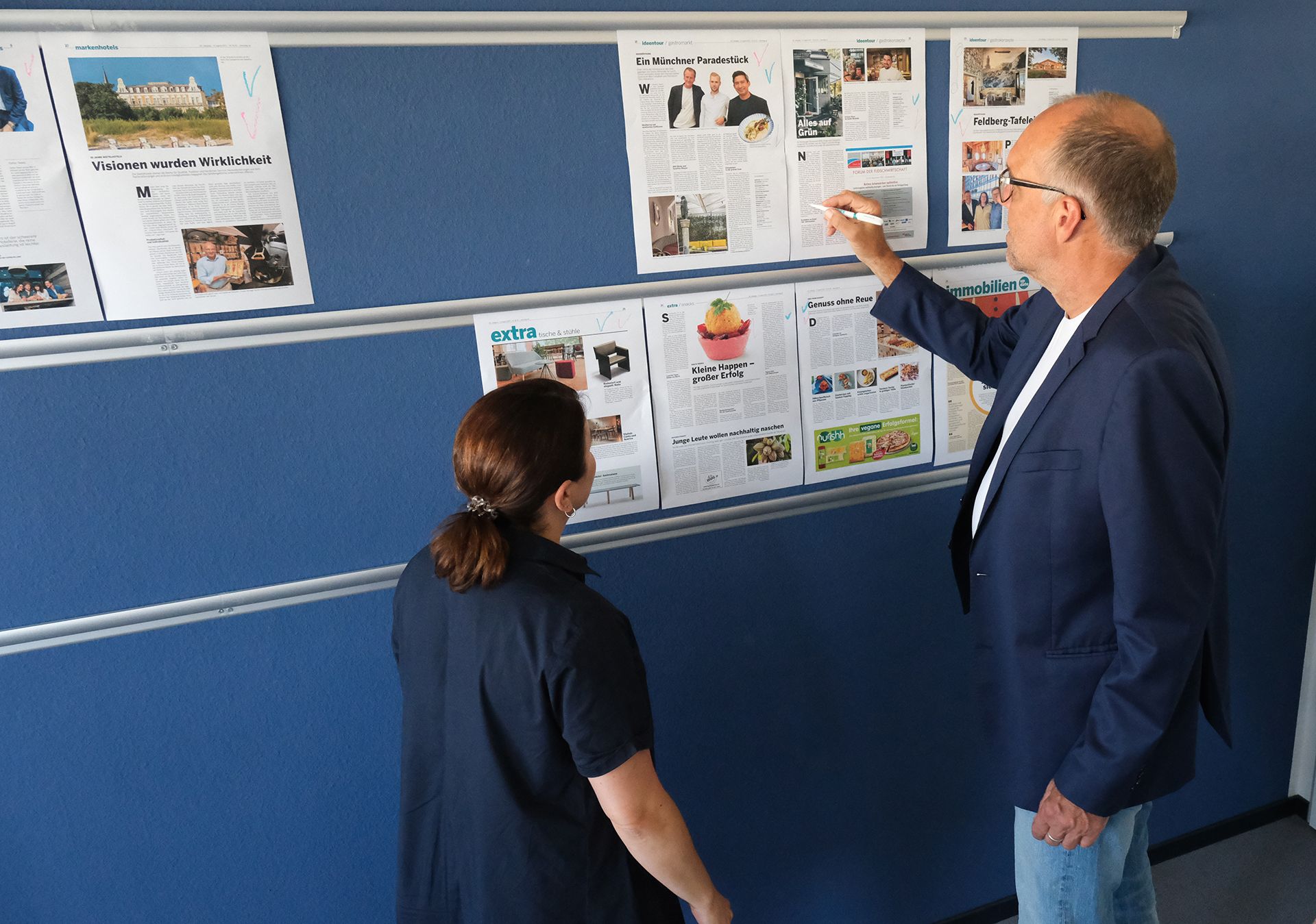 In den verschiedenen Redaktionen der dfv Mediengruppe arbeiten wir eng zusammen an unseren Medien, ob live vor Ort oder digital.