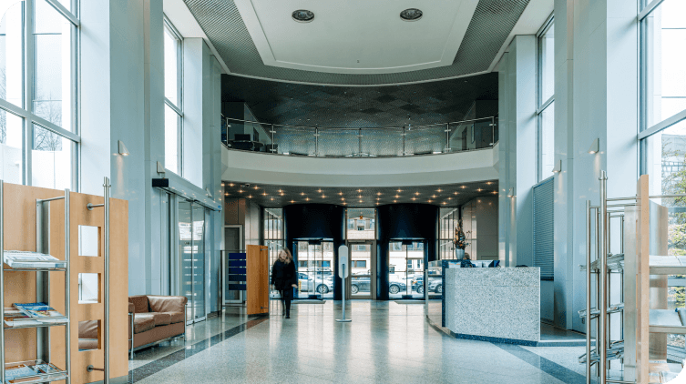 Direkt von der Mainzer Landstraße aus gelangen Besucherinnen und Besucher in das Foyer des dfv Haupthauses.