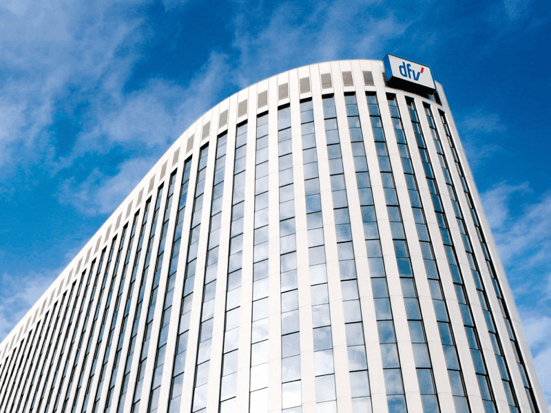 Das 14-stöckige Hochhaus in Frankfurt am Main bildet den Mittelpunkt des Hauptsitzes der dfv Mediengruppe.