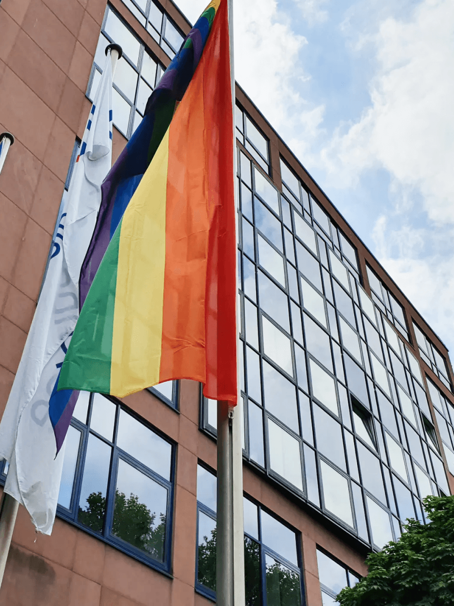 Zu bestimmten Anlässen wird vor dem dfv Gebäude die Regenbogen-Flagge gehisst. Beim dfv setzen wir uns dafür ein, dass Menschen die gleichen Chancen in allen Lebensbereichen haben.